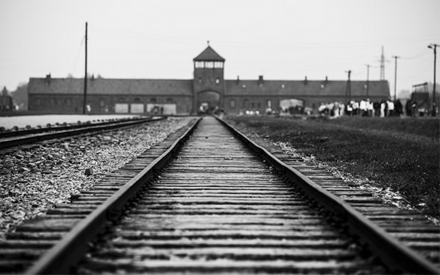 Entrada al campo de concentración Auschwitz Birkenau | PROJared Polin